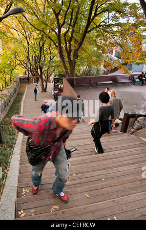 Menschen zu Fuß nach oben und unten die Schritte, die an die Spitze der Namsan Berg (oder Nam Berg) führen in Namsan Park, Seoul Stockfoto