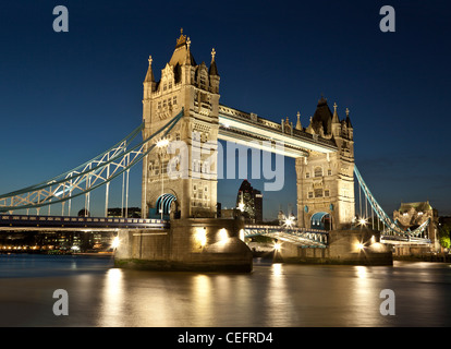 Tower Bridge über die Themse bei Nacht Stockfoto