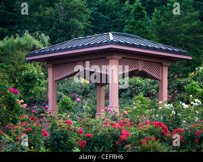 Pavillon in Portland Rose Test Garden. Orefgon Stockfoto