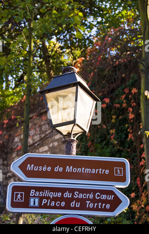 Fußgängerzone Richtung Zeichen auf eine Straßenlaterne in Montmartre, Paris - Frankreich Stockfoto