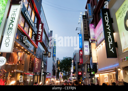 Beleuchtete Ladenschilder am Abend in die beliebte shopping Stadtteil Myeongdong in Seoul, Korea Stockfoto