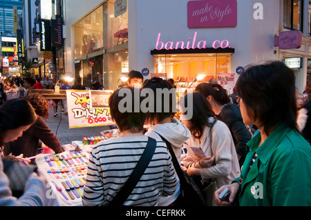 Shopper kaufen Uhren an einem Stand in der beliebten shopping Bezirk Myungdong in Seoul, Korea Stockfoto