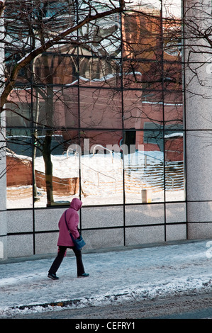 Frauen gehen im Schnee Stockfoto