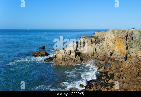Steilküste entlang der felsigen Küste der Côte Sauvage in der Nähe von Le Croisic, Loire-Atlantique, Region Pays-de-la-Loire, Frankreich Stockfoto