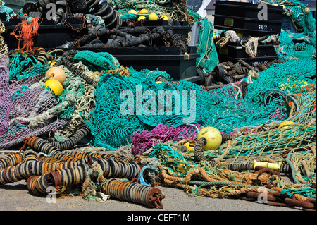 Fischernetze auf dem Kai am Hafen von Guilvinec, Finistère, Bretagne, Frankreich Stockfoto