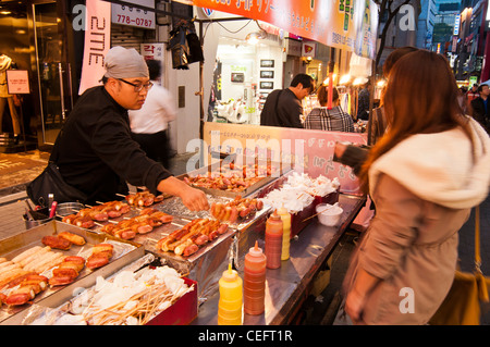 Straßen-Garküchen verkaufen verschiedene Lebensmittel und Snacks am Abend in die beliebte shopping Stadtteil Myeongdong in Seoul Stockfoto