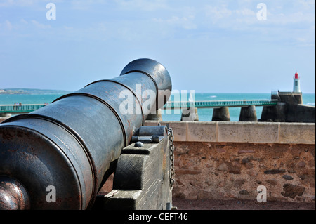 Lauf der alten Kanone zeigt auf hoher See in der Nähe das Priorat Saint-Nicolas in Les Sables-d ' Olonne, La Vendée, Pays De La Loire, Frankreich Stockfoto