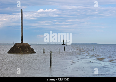 Stangen entlang Passage du Gois zu retten / Gôa, Gezeiten Damm von Beauvoir-Sur-Mer Île de Noirmoutier, La Vendée, Frankreich Island Stockfoto