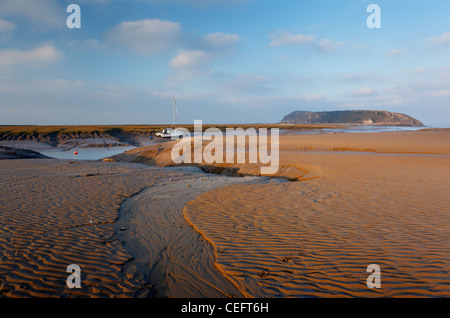 Strand von bergauf und Axt Flussmündung mit Brean unten in der Ferne. Weston-super-Mare, Somerset, England, UK. Stockfoto