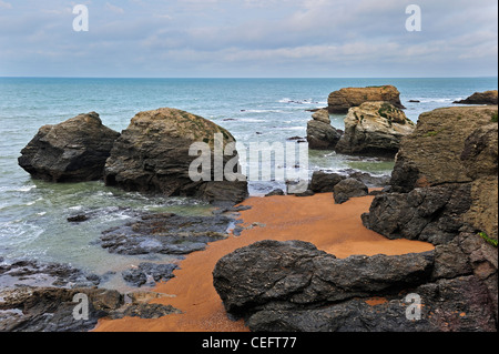 Erodierter Felsnadeln an der Plage des Cinq Pineaux bei Saint-Hilaire-de-Riez, La Vendée, Pays De La Loire, Frankreich Stockfoto