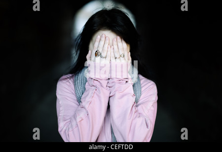 Frau frustriert und bedeckt mit den Händen auf Gesicht, selektiven Fokus Stockfoto