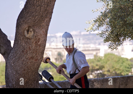 Ein Soldat bereitet die restaurierte Kanone in der Upper Barracca Gardens für die tägliche feuern um die Mittagszeit in Valletta Stockfoto