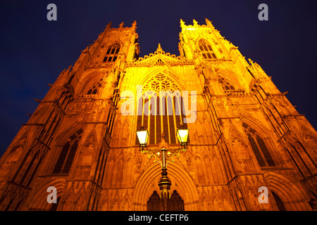 England, North Yorkshire, York City. Reich verzierte Lampe außerhalb der West Vordereingang des York Minster. Stockfoto