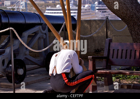 Ein Soldat bereitet die restaurierte Kanone in der Upper Barracca Gardens für die tägliche feuern um die Mittagszeit in Valletta Stockfoto