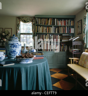 Salbei-grün Tuch auf dem Tisch mit blau + weiß China Töpfe im Land Speisesaal mit Salbei-grün Büchergestell und Diamant-lackiert Stockfoto