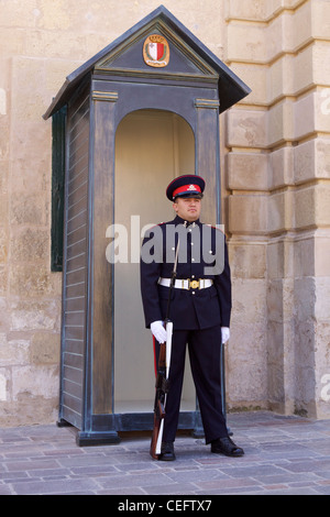 Eine Wache auf Wache außerhalb der "Großmeister-Palast", gelegen am St. Georges Square in Valletta Stockfoto