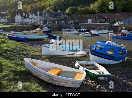 Kleine Boote im Hafen von Gezeiten, Porlock Weir, Somerset, England, UK Stockfoto