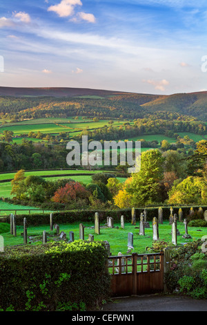 Blick vom Selworthy Kirchhof in Richtung Dunkery Leuchtfeuer, Somerset Blick vom Selworthy Kirchhof in Richtung Dunkery Leuchtfeuer, Somerset