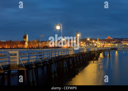 Molo in der Nacht in Sopot, Polen. Stockfoto
