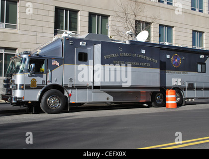Das FBI Mobile Command Center ist ein spezielles Fahrzeug, das vom Federal Bureau of Investigation für Feldoperationen und Koordination bei kritischen Ereignissen eingesetzt wird. Diese mobile Einheit ist mit fortschrittlicher Kommunikations- und Befehlstechnologie ausgestattet, die es Agenten ermöglicht, schnell zu reagieren und Situationen mit hohem Stellenwert effektiv zu managen. Stockfoto
