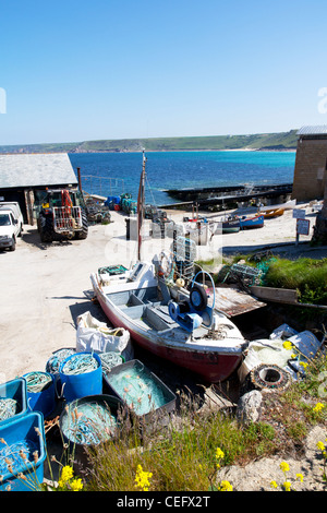 Sennen Cove, Cornwall, England Studium der Fischerboot und Hummer Töpfe Stockfoto