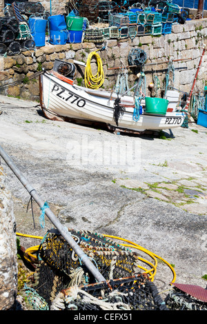 Sennen Cove, Cornwall, England Studium der Fischerboot und Hummer Töpfe Stockfoto