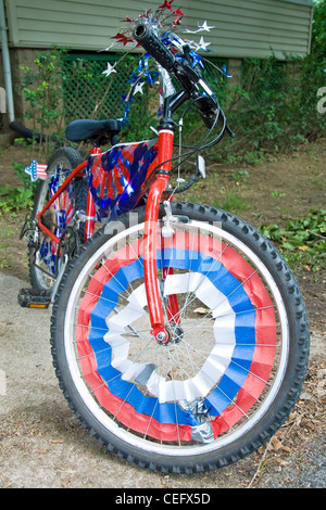 Kinderfahrrad im amerikanischen Flaggen vorbereitet für 4. Juli Parade eingerichtet Stockfoto