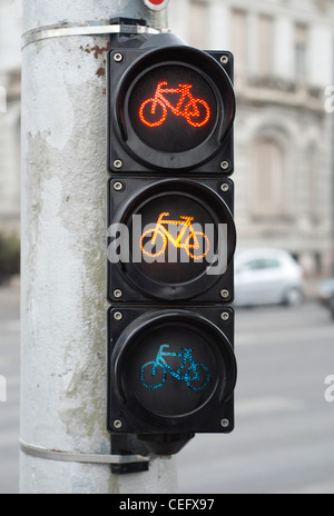 Rote und gelbe Farbe auf die Ampel für Fahrräder Stockfoto