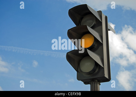 Amber-Farbe an der Ampel mit einem schönen blauen Himmel im Hintergrund Stockfoto