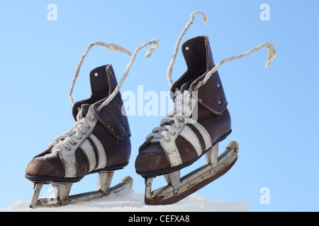 Vintage paar Herren Schlittschuhe auf dem Eis Stockfoto