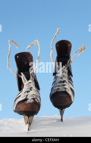 Vintage paar Herren Schlittschuhe auf dem Eis Stockfoto