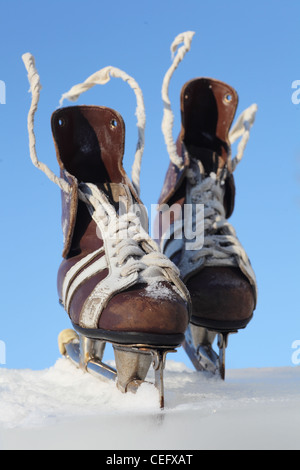 Vintage paar Herren Schlittschuhe auf dem Eis Stockfoto