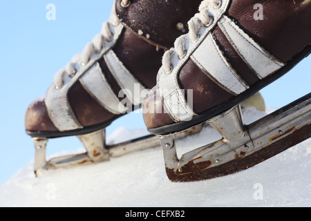 Vintage paar Herren Schlittschuhe auf dem Eis Stockfoto