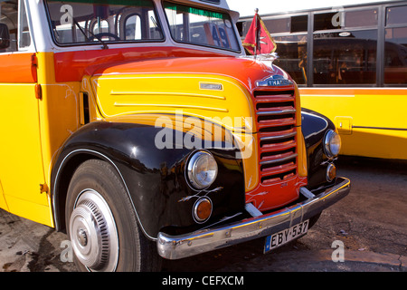 50er Jahre Fordson Thames ET7 Bus 49 unterwegs in der Bus-Endstation in Valletta Stockfoto