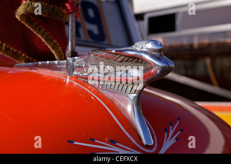 Silver Lady Hood Ornament "in einem 50er Jahre Fordson Thames ET7 Bus, an der Bus-Endstation in Valletta Stockfoto