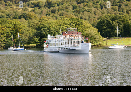 Boot am Lakeside Anreisen mit glücklichen Touristen Stockfoto