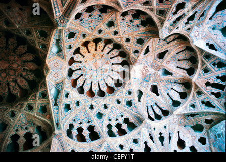 IRAN, ISFAHAN: Schöne gewölbte Decke des Raumes im Ali Qapu Palast Musiic. Die Ālī Qāpū ist ein Palast in Isfahan. Stockfoto