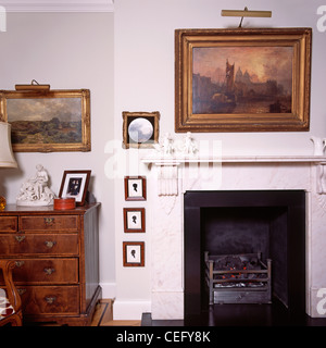 Öl-Gemälde über dem Marmorkamin im traditionellen Stadthaus-Wohnzimmer Stockfoto