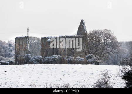 Newark Priory nahe Pyrford, Surrey, im Schnee - beeindruckende Ruinen eines Klosters durch Heinrich VIII aufgelöst Stockfoto