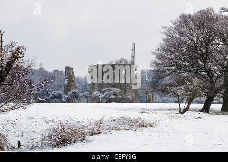 Newark Priory nahe Pyrford, Surrey, im Schnee - beeindruckende Ruinen eines Klosters durch Heinrich VIII aufgelöst Stockfoto
