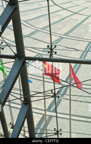 Chinesische rote Flagge durch Fenster des Shanghai Science and Technology Museum in Shanghai gesehen. Ansicht von oben. Stockfoto