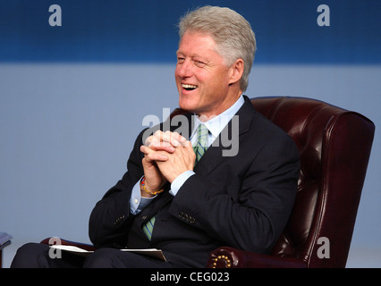 Der ehemalige Präsident Bill Clinton beteiligt sich an einer Podiumsdiskussion an der John F. Kennedy Library in Boston, Massachusetts. Stockfoto