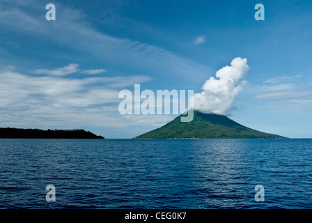 Ein Blick auf den Bunaken Marine Park in Nord-Sulawesi Indonesien. Diese Vulkaninsel erheben aus dem tiefen Wasser der Celebes-See Stockfoto