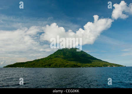 Ein Blick auf den Bunaken Marine Park in Nord-Sulawesi Indonesien. Diese Vulkaninsel erheben aus dem tiefen Wasser der Celebes-See Stockfoto