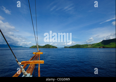 Ein Blick von der Vorderseite des Bootes von der Insel Flores in der Nähe von Komodo National PArk Stockfoto