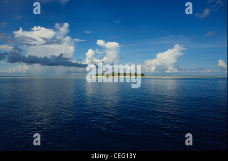 Eine Insel in der Mitte die 100 Meilen von allem. Lucipara Atoll, Bandasee, Indonesien Stockfoto