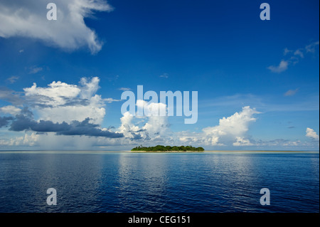 Eine Insel in der Mitte die 100 Meilen von allem. Lucipara Atoll, Bandasee, Indonesien Stockfoto