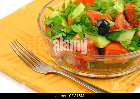 Mazedonisch, gemischter Salat in Glasplatte auf weiß Stockfoto