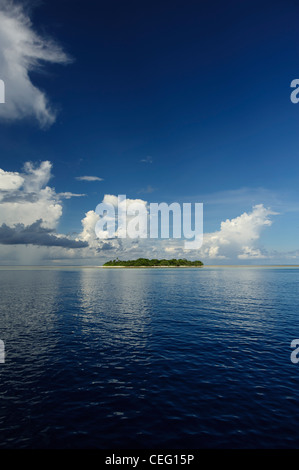 Eine Insel in der Mitte die 100 Meilen von allem. Lucipara Atoll, Bandasee, Indonesien Stockfoto