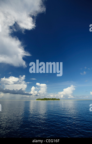 Eine Insel in der Mitte die 100 Meilen von allem. Lucipara Atoll, Bandasee, Indonesien Stockfoto